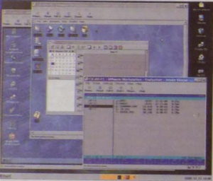  kép: jobbra lent egy önálló DOS gép, mögötte Linux, amögött NT 4.0, és mindezek mögött és alatt a Windows 2000  